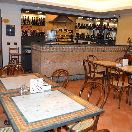 Hotel Neapolis Bagian luar foto
